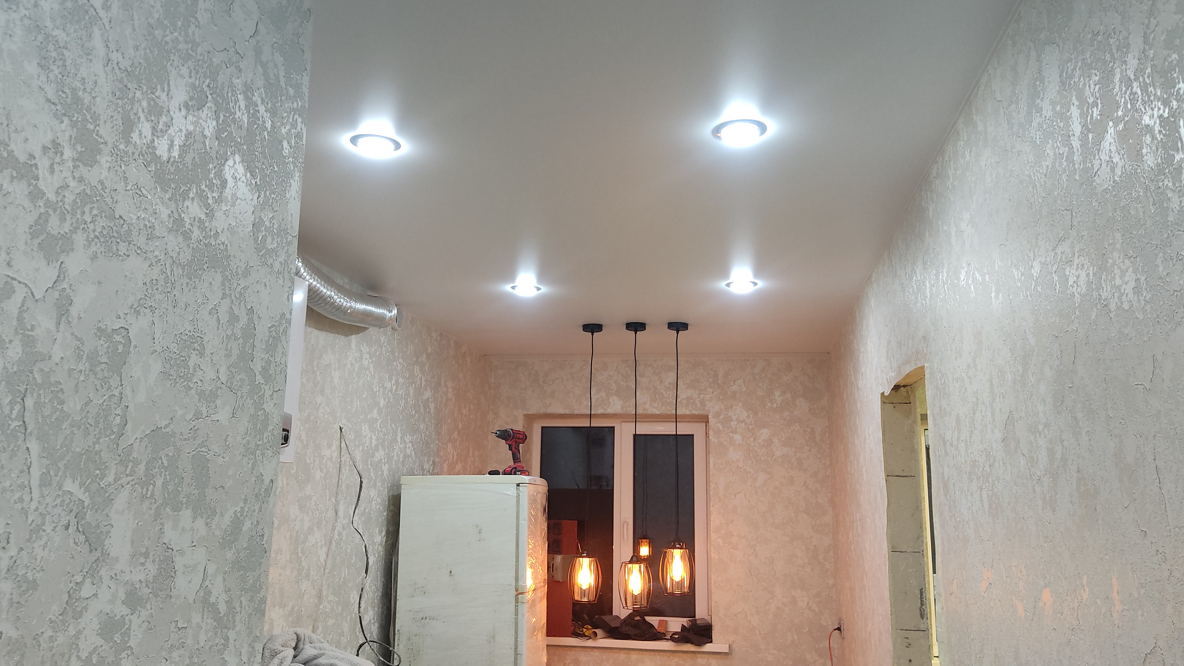 Матовый потолок на кухне-гостиной