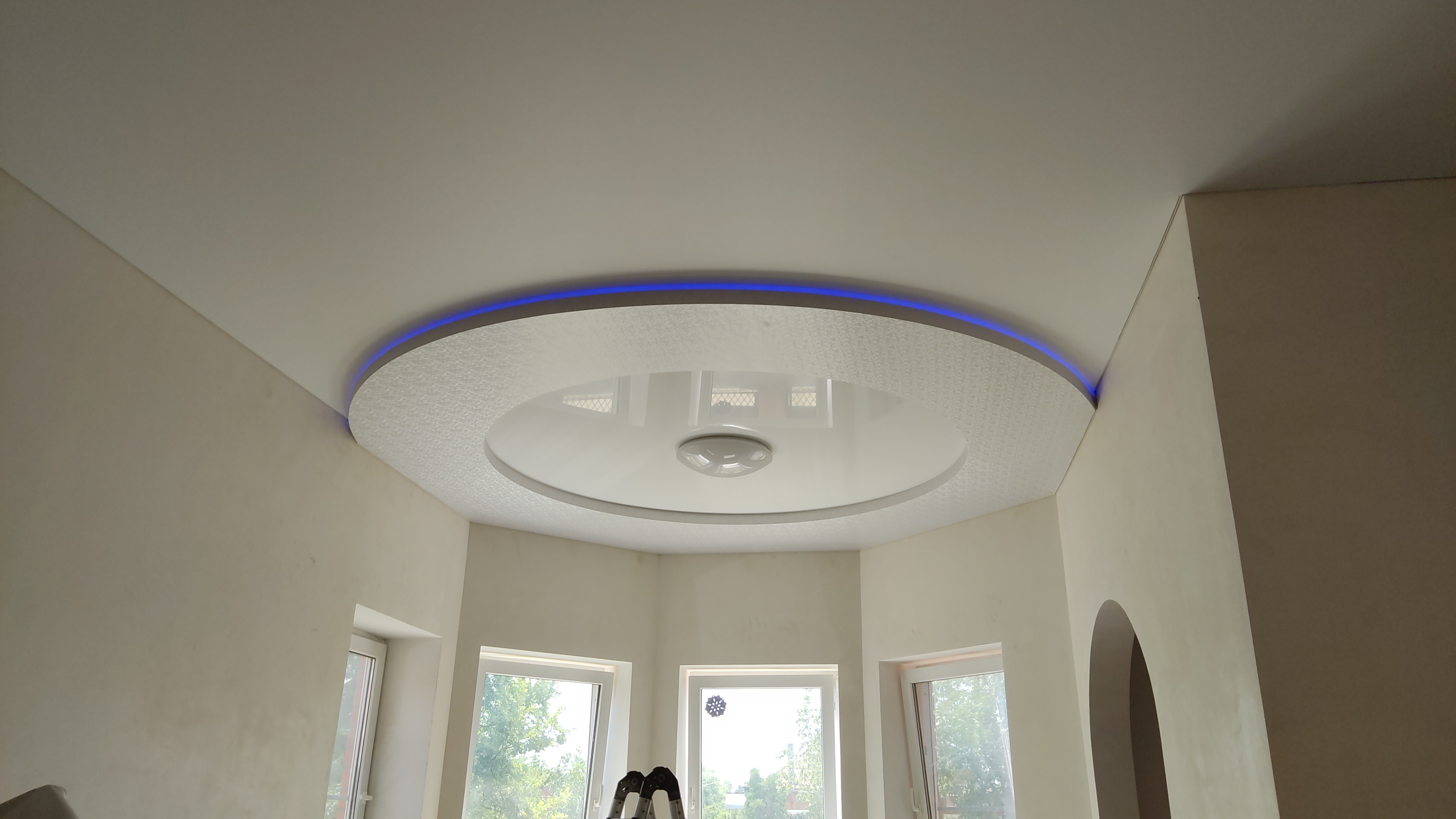 Многоуровневый потолок с подсветкой